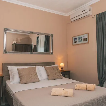 Chiara, Ground Floor By The Pool Apartman