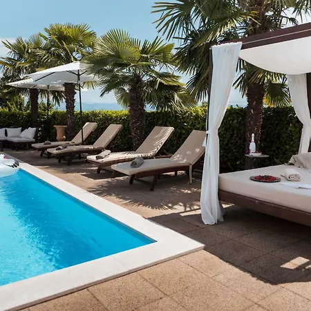 Chiara, Ground Floor By The Pool 아파트 Ičići