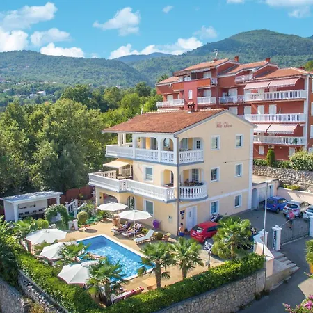 Chiara, Ground Floor By The Pool Apartman *